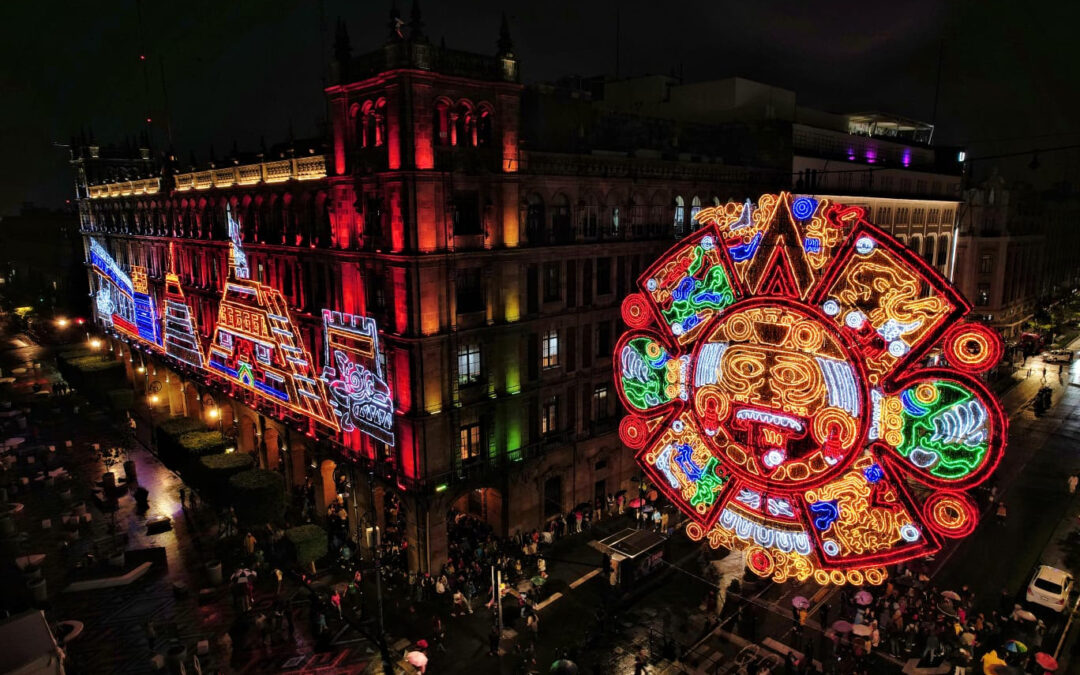 Encienden alumbrado patrio en el Zócalo capitalino