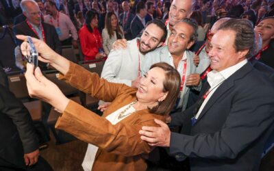 Solicita Xóchitl a AMLO colocar la bandera el próximo domingo en el Zócalo