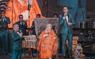 Vibra el Auditorio en concierto de La Sonora Santanera y Paquita la del Barrio