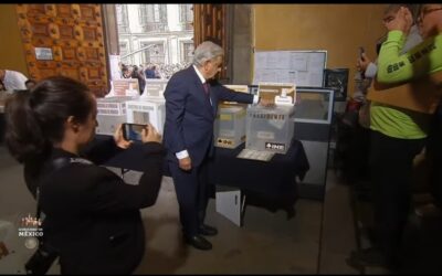 El Presidente López Obrador emite su voto, acompañado de su esposa