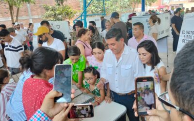 Acude Chema Tapia a emitir su voto