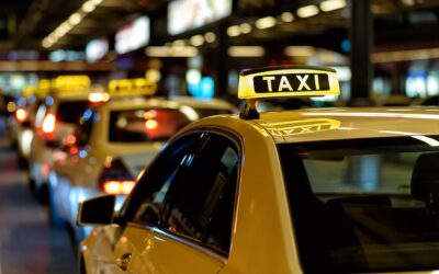 Permisionarios de taxis de aeropuertos repudian posible amparo a Uber