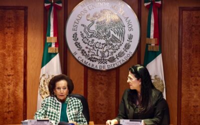 Marcela Guerra entrega a Ifigenia Martínez documentos para trabajos de LXVI Legislatura