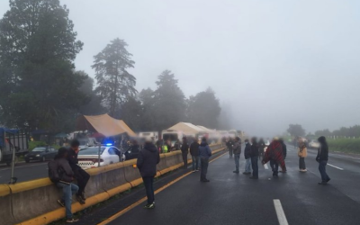 Autopista México-Puebla suma más de 24 horas bloqueada