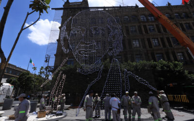 Inician instalación de alumbrado decorativo en Zócalo capitalino por fiestas patrias