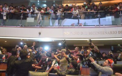 Manifestantes abandonan Senado y se dirigen a Xicoténcatl