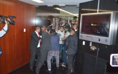 Manifestantes ingresan al Pleno del Senado. Suspenden sesión