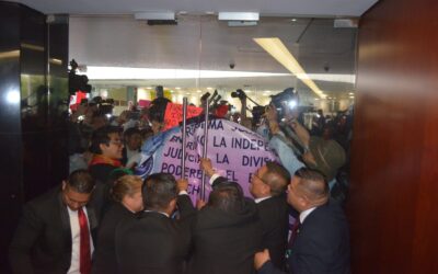 Manifestantes ingresan al Pleno del Senado. Suspenden sesión