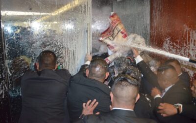 Manifestantes ingresan al Pleno del Senado. Suspenden sesión