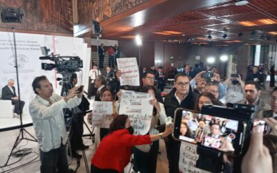 Ingresan trabajadores del Poder Judicial a Cámara de Diputados; protestan contra reforma