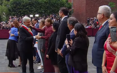 Arriba López Obrador a San Lázaro acompañado de su esposa