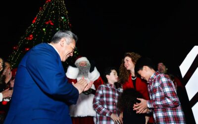 Enciende Alito árbol Monumental de Navidad en el PRI