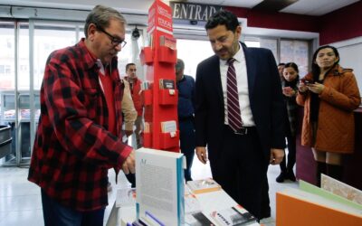 Firma Batres convenio con FCE para venta de libros a bajo costo en SuperISSSTE