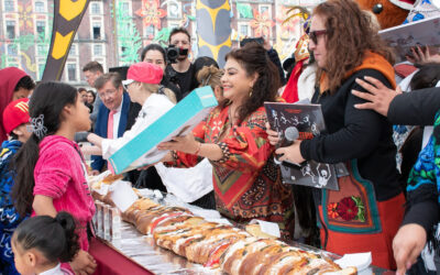 Celebración en grande por Dia de Reyes en el Zócalo con juguetes y rosca