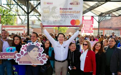 Entrega titular de SEP tarjetas de la beca universal “Rita Cetina”