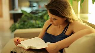 Mujeres disfrutan más de la lectura que los hombres, revela estudio