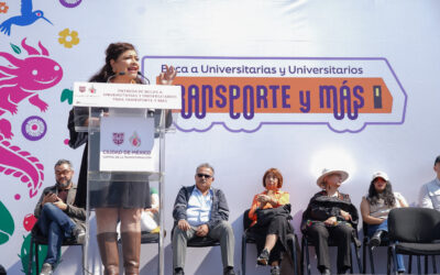 Entrega CDMX becas para transporte  a estudiantes universitarios