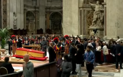 Fieles despiden al Papa Francisco en la Basílica de San Pedro