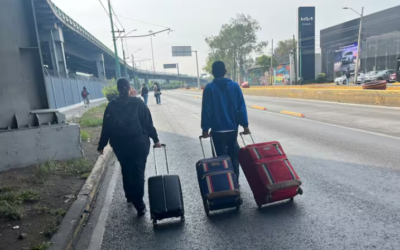 Caos en AICM por maestros de la CNTE. Cerco policiaco y metro cerrado.