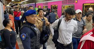 Metro cierra estaciones por marcha de la CNTE en el AICM