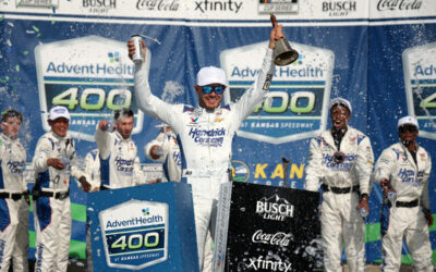 Kyle Larson domina en Kansas y defiende victoria del año pasado en la NASCAR Cup Series