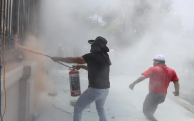 No son maestros, son provocadores, gritan CNTE a encapuchados