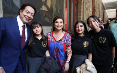 Entregan en CDMX tarjetas del Bienestar por 189 mdp para rehabilitar bachilleratos