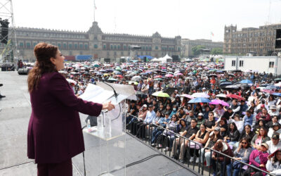 Entrega Brugada 20 mil Becas a Universitari@s para Transporte y Más