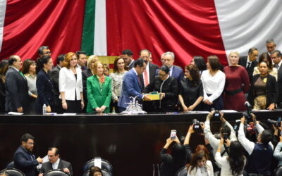 Entrega Rosa Isela primer Informe de Sheinbaum