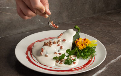 Fónico presenta su versión de chile en nogada con gastrique especiada de granada y pan de agua