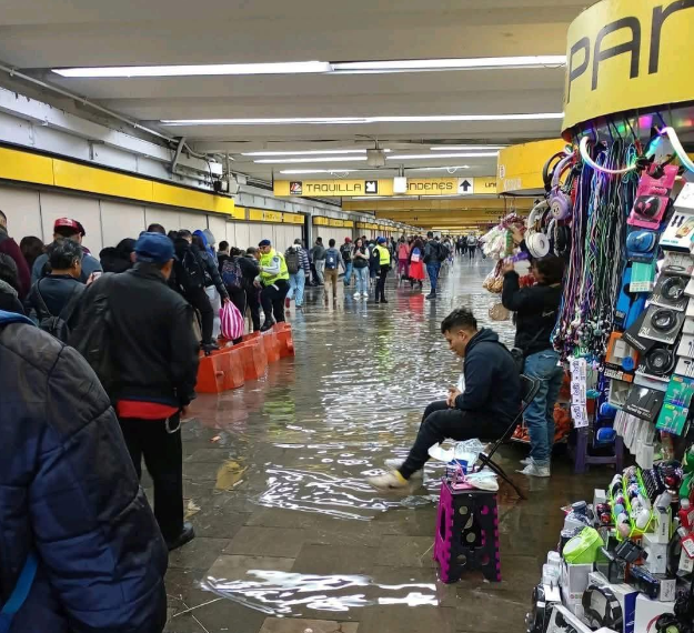 Se colapsa CDMX por lluvias intensas que inundan calles, Metro y afectan AICM