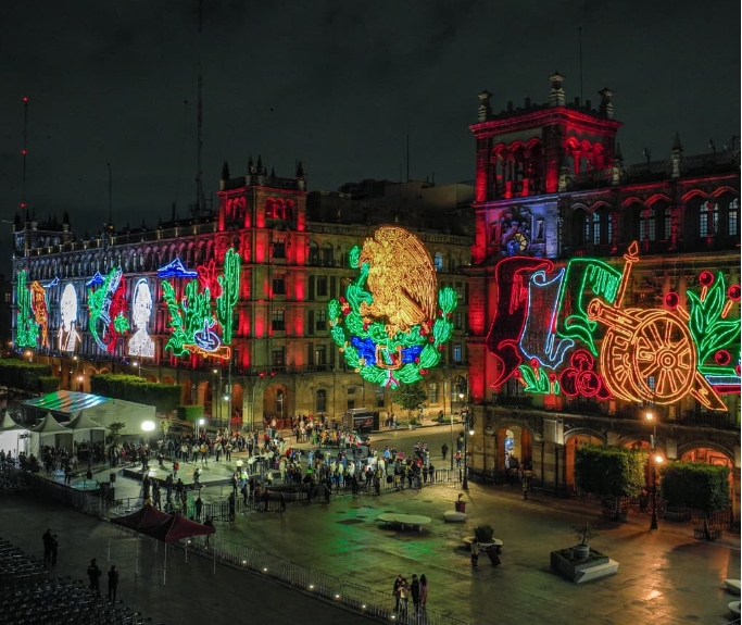 Con mensaje de solidaridad, encienden alumbrado patrio en zócalo capitalino