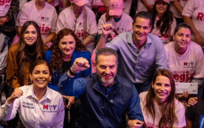 Adrián de la Garza reconoce a cuidadoras de enfermos con Tarjetas Regia Plus