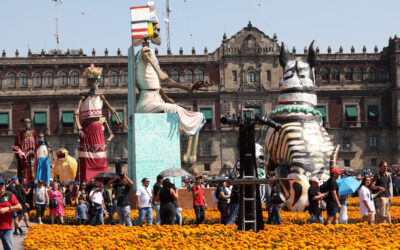 Inauguran mega ofrenda de Día de Muertos en el Zócalo capitalino