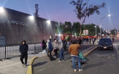 Maestros de la CNTE cercan Cámara de Diputados y se plantan en el Zócalo