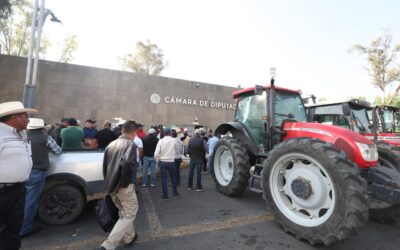 Con tractocamiones y camionetas, campesinos sitian Cámara de Diputados