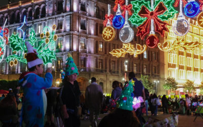 Encienden alumbrado navideño monumental en Zócalo capitalino