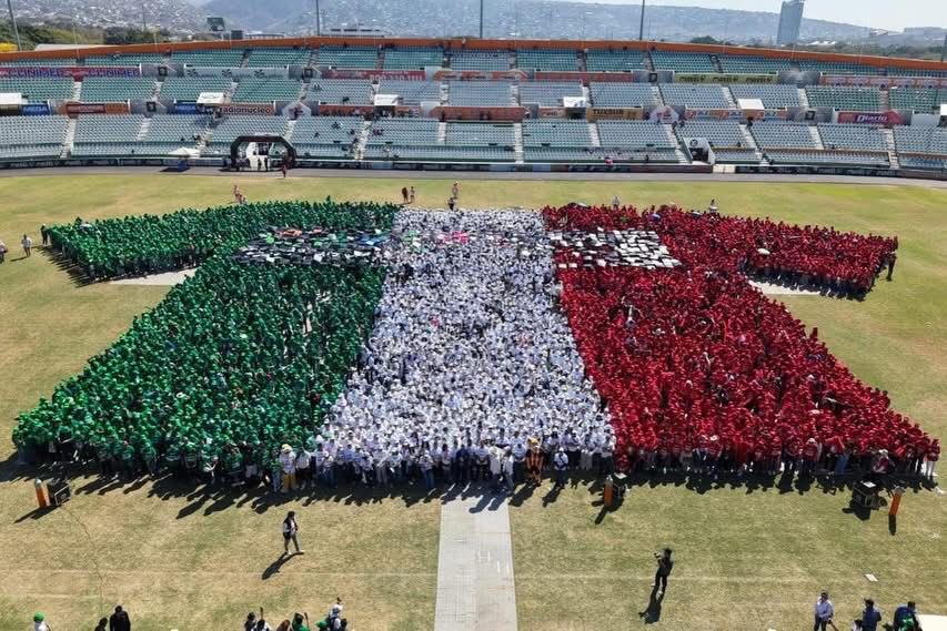 México anota un Guinness World Record con camiseta de futbol más grande del mundo