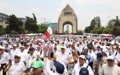 Miles de adultos mayores marchan ante crisis de salud por recorte a sus jubilaciones