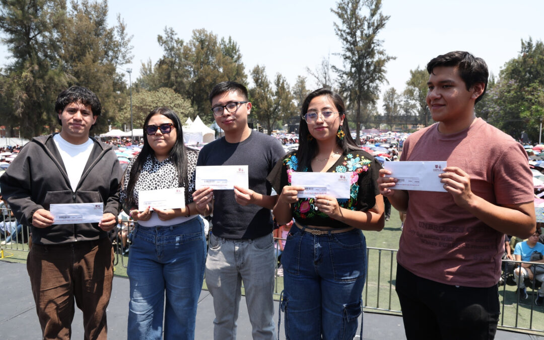 Entrega Brugada apoyos para transporte a 28 mil universitarios