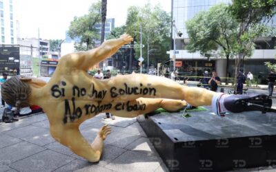 Derriban y vandalizan estatuas del Mundial en Reforma