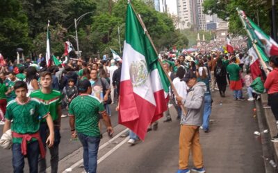 Pese a lluvia, aficionados celebran triunfo del Tri en El Angel