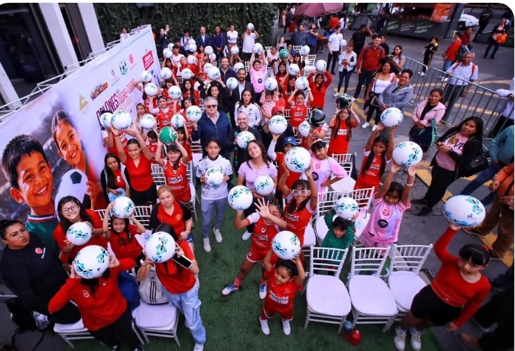 Entrega Concanaco balones a niñ@s para llevar el futbol a comunidades