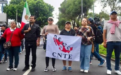CNTE protesta en Afores ubicadas sobre Paseo de la Reforma