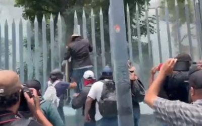 Tras 10 días de plantón, vandaliza CNTE oficinas de SEP