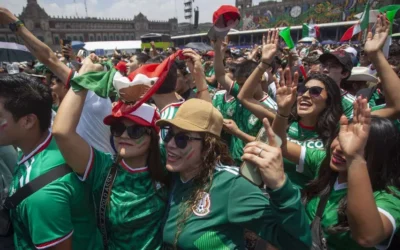 Aficionados disfrutan la fiesta futbolera en el Zócalo capitalino
