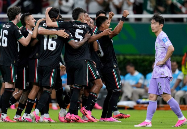 México gana a Corea del Sur y lidera el Grupo A