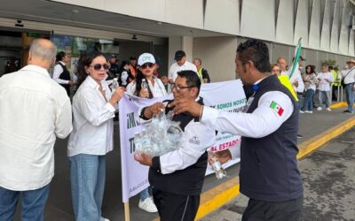 Protestan sobre banqueta en el Aeropuerto jubilados de CFE, PEMEX, Luz y Fuerza