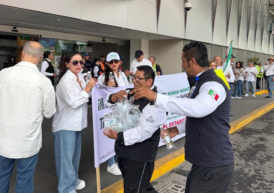 Protestan sobre banqueta en el Aeropuerto jubilados de CFE, PEMEX, Luz y Fuerza
