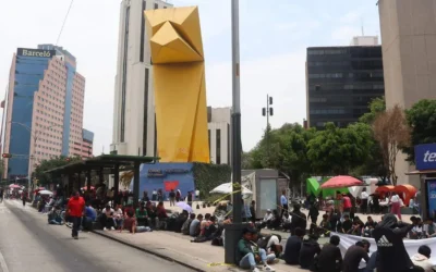 Caos vial en Reforma, CNTE instala plantón